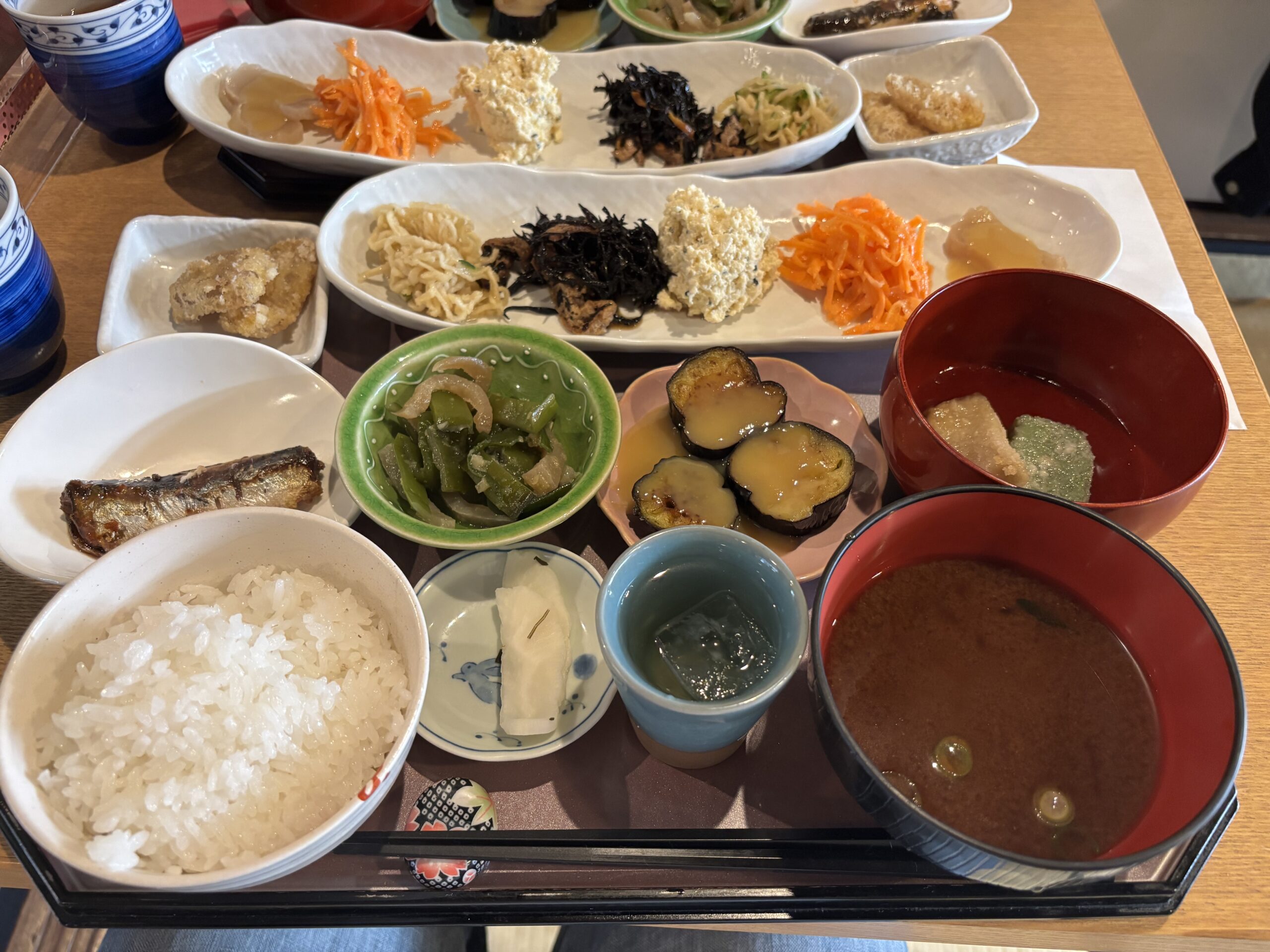 京都平安神宮近くの和カフェ「卯sagiの一歩」でいただいた小鉢が豊富な和食醗酵食品ランチの写真